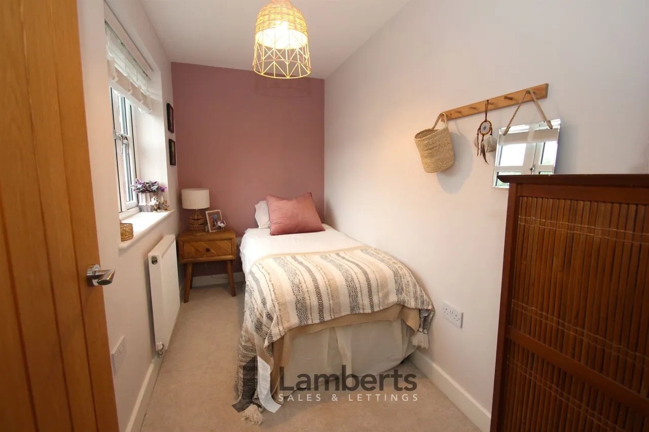 2 Charlton Place, Studley, photo 10