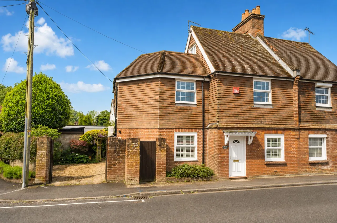 3 bed property for sale, Fishbourne Road East, Chichester, PO19