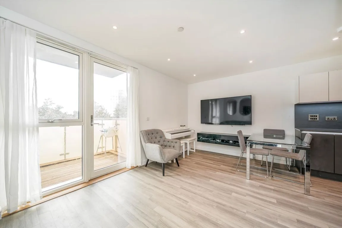 Avenue Road, W3, photo 3