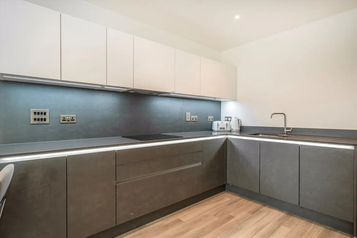 Avenue Road, W3, photo 2