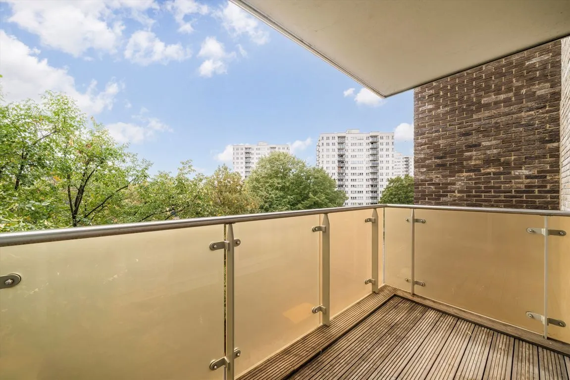 Avenue Road, W3, photo 6