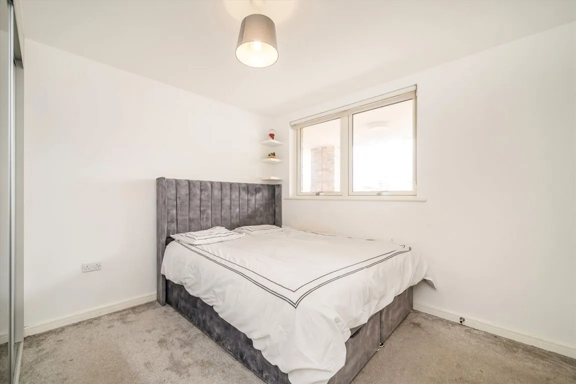 Avenue Road, W3, photo 5