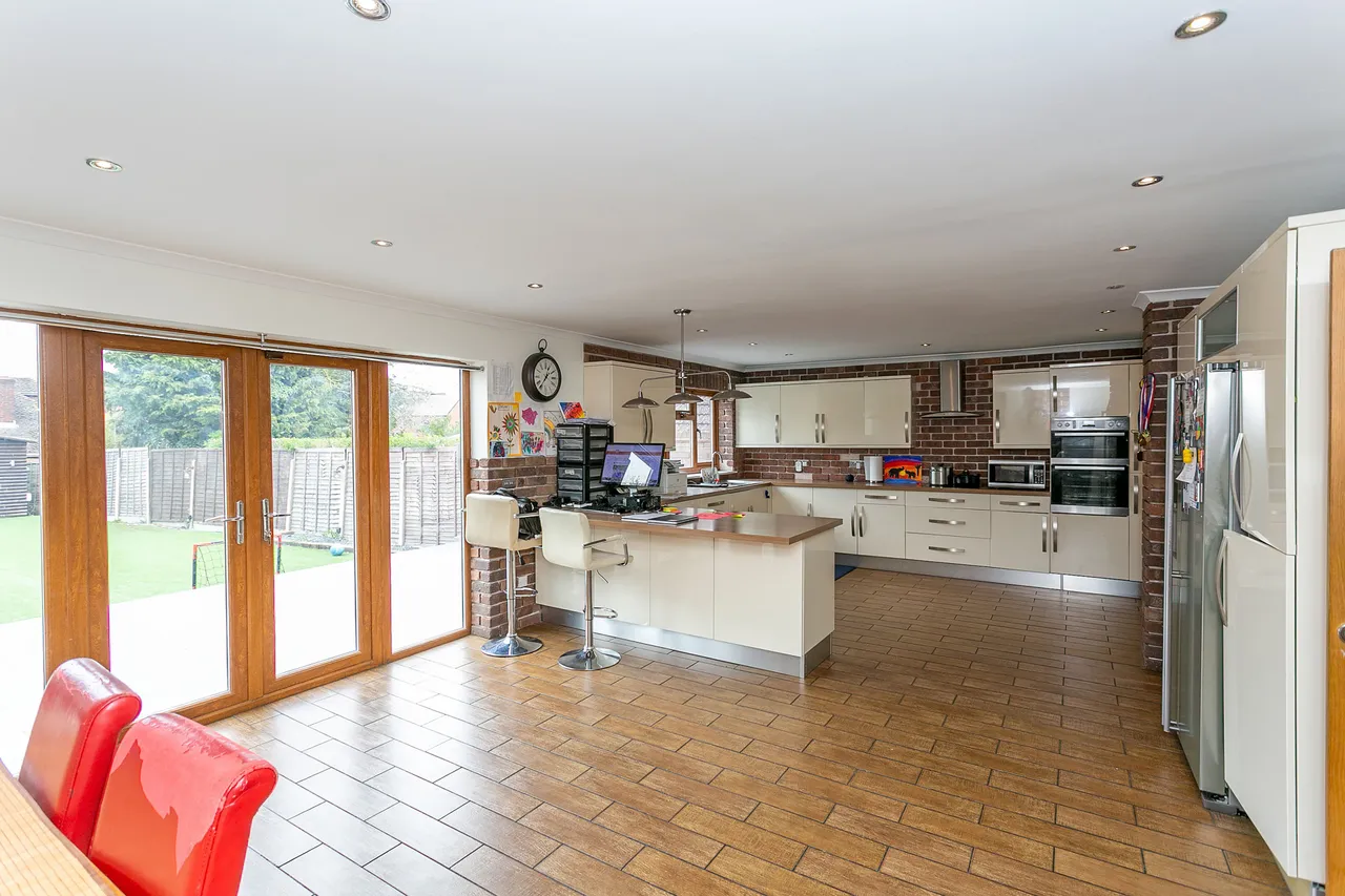 Garston, WD25, photo 9
