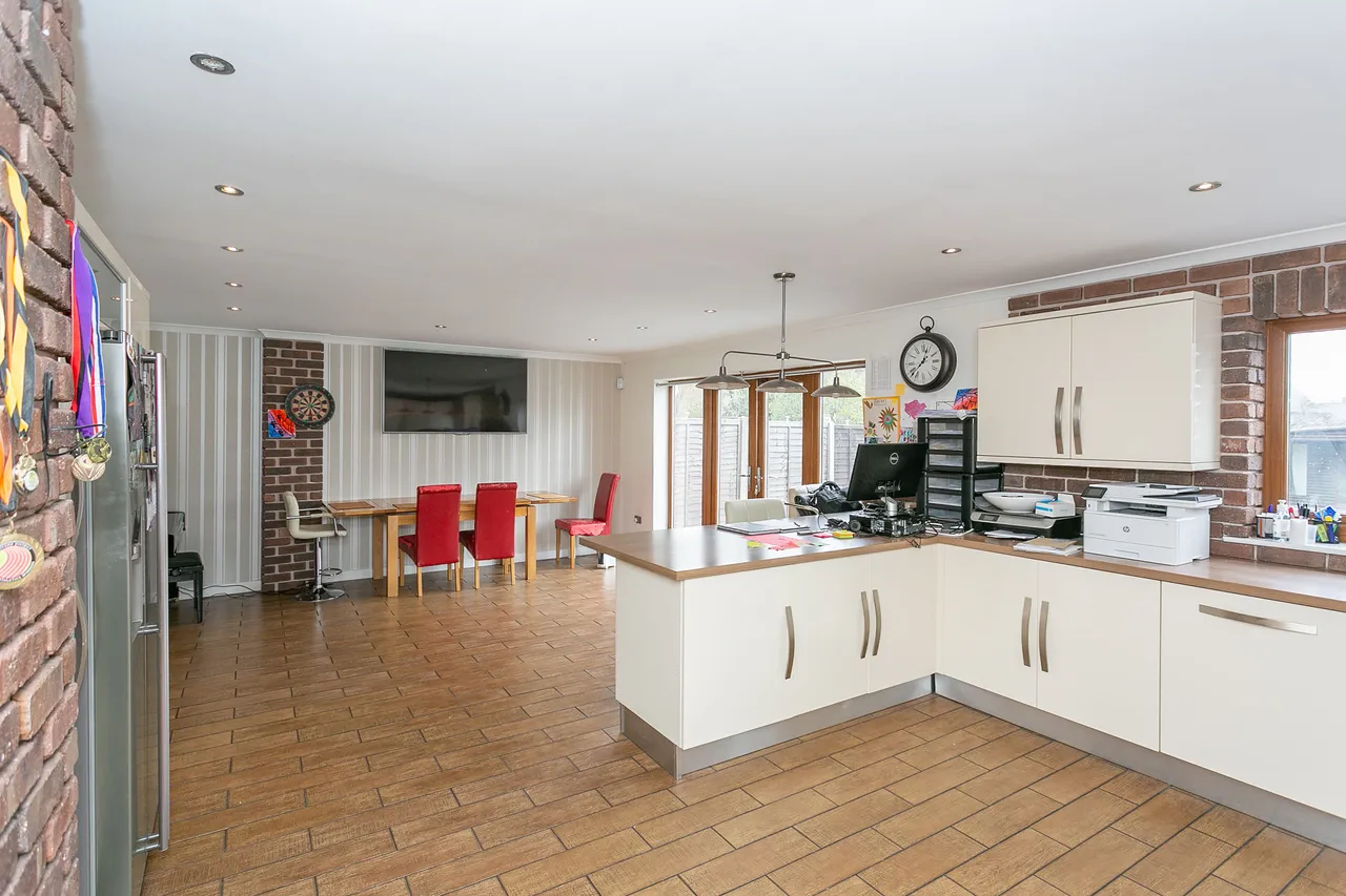 Garston, WD25, photo 12