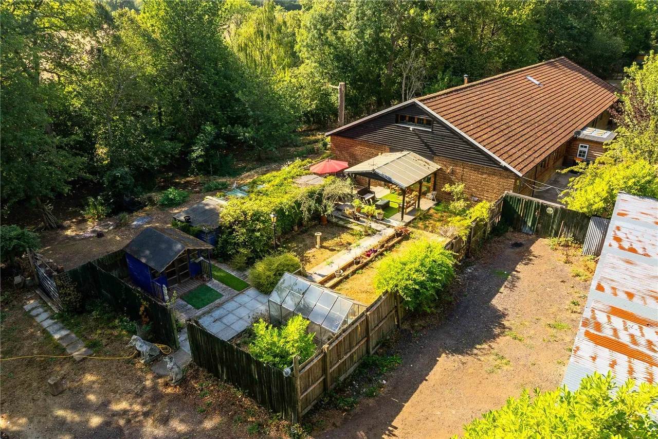 Dunstable Road, Studham, Dunstable, Bedfordshire, LU6, photo 2