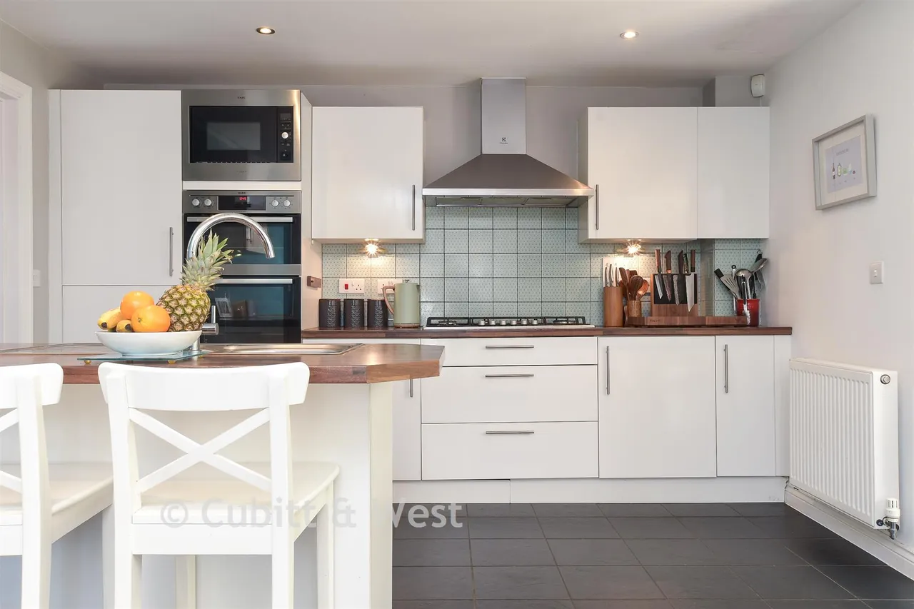 Haine Close, Horley, RH6, photo 2