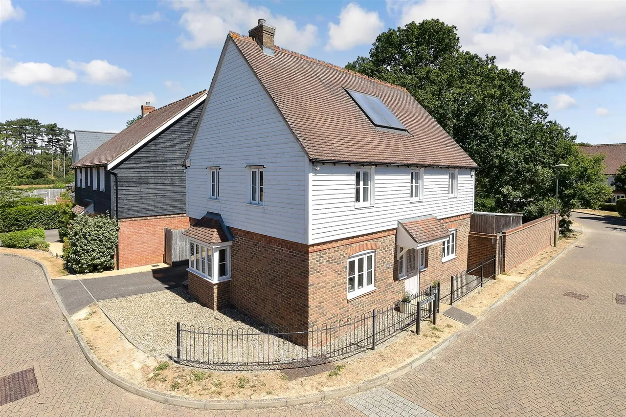 4 bed house for sale, Haine Close, Horley, RH6