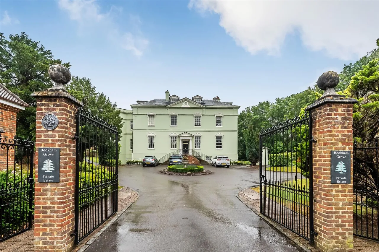 2 bed flat for sale, Bookham Grove, Great Bookham, KT23