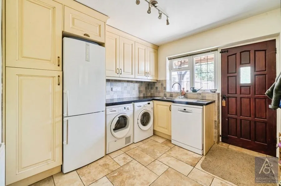Queen Catherine Road, Steeple Claydon, MK18, photo 12