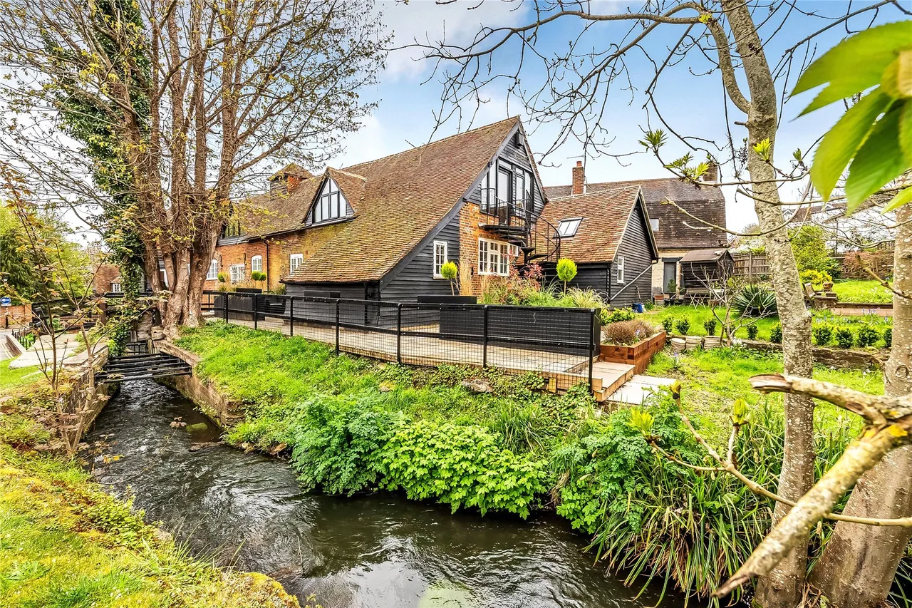 2 bed flat for sale, Mill Lane, Godalming, GU7