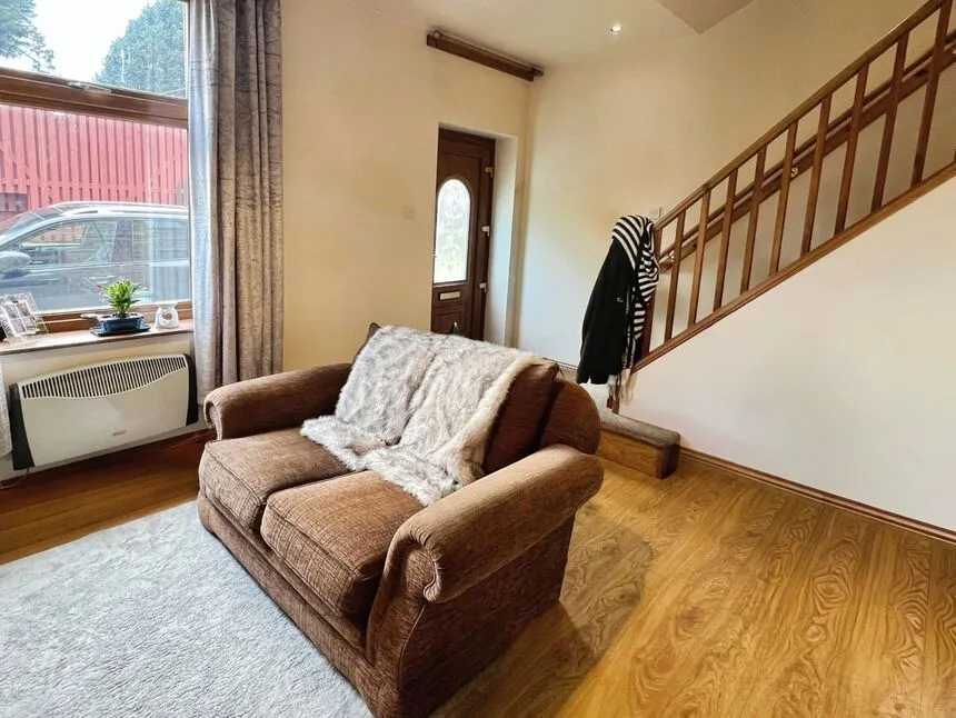 Bradford Road, Batley, WF17, photo 4