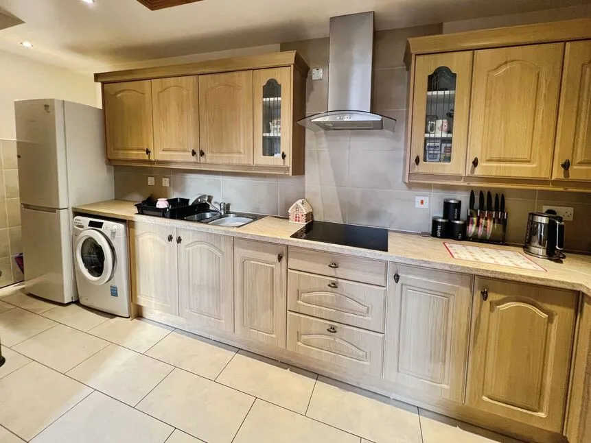 Bradford Road, Batley, WF17, photo 6