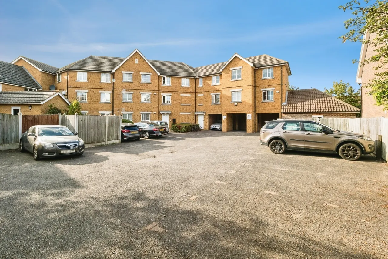 2 bed flat for sale — Parnell Close, Chafford Hundred, Grays, Essex, RM16