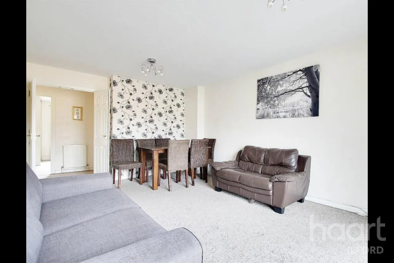 2 bed house to rent, Friars Close, IG1