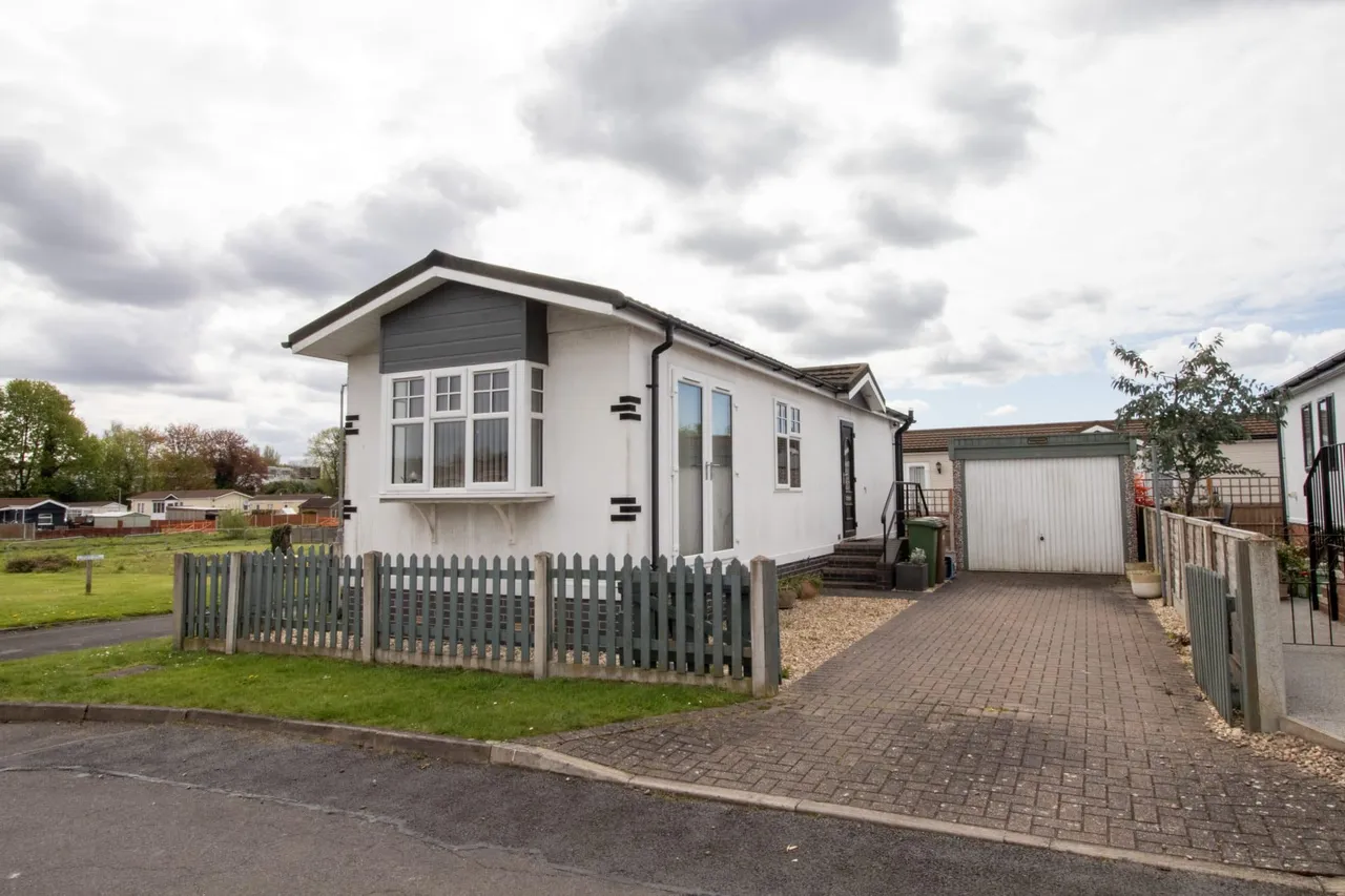 2 bed house for sale, New Road, Ashfield Park, DN17
