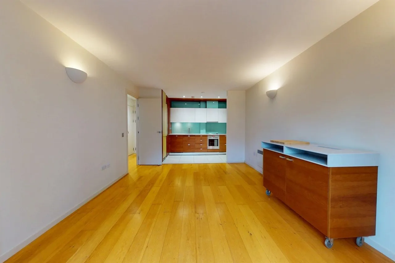 High Road, South Woodford, E18, photo 4