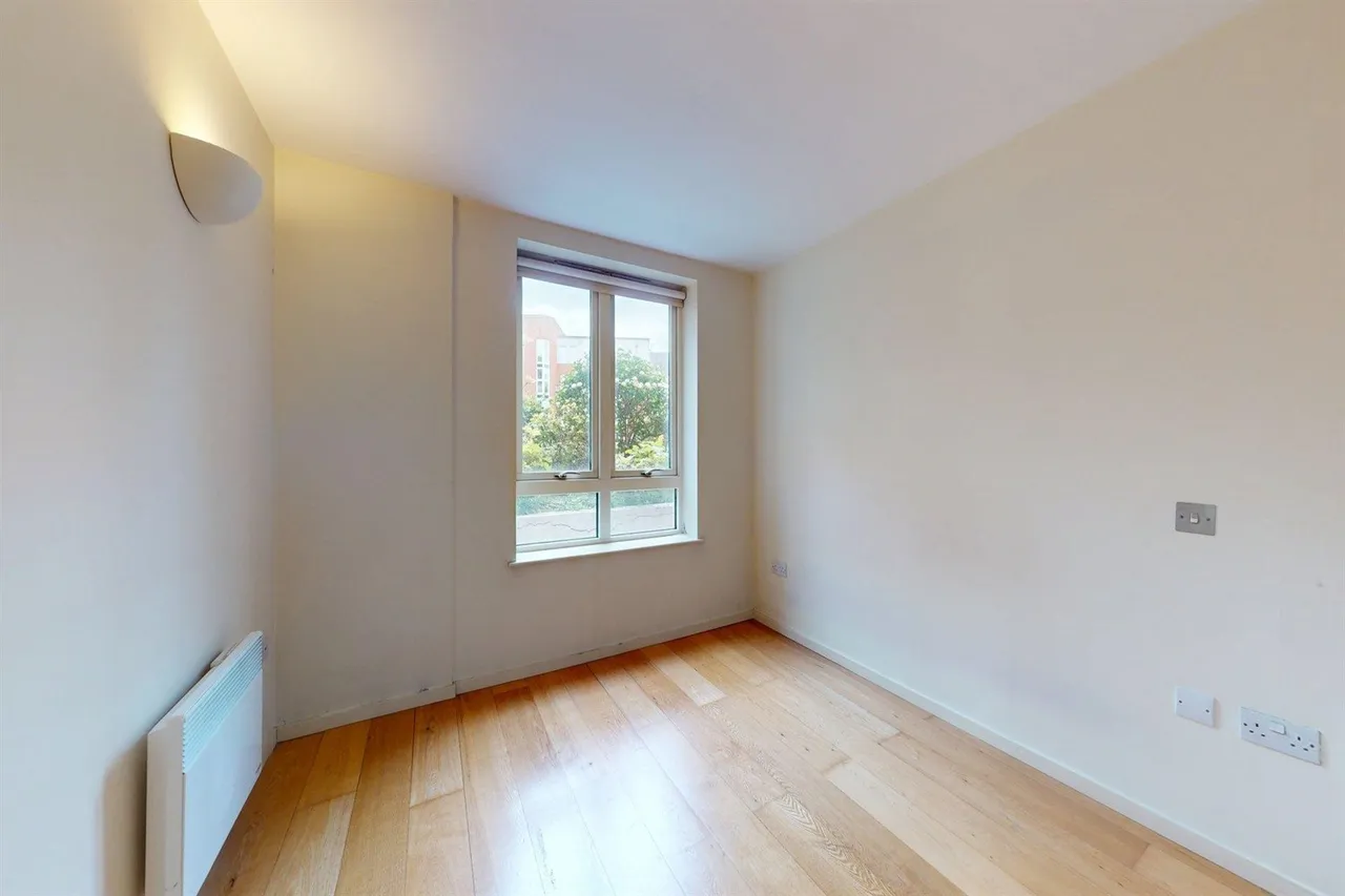 High Road, South Woodford, E18, photo 9
