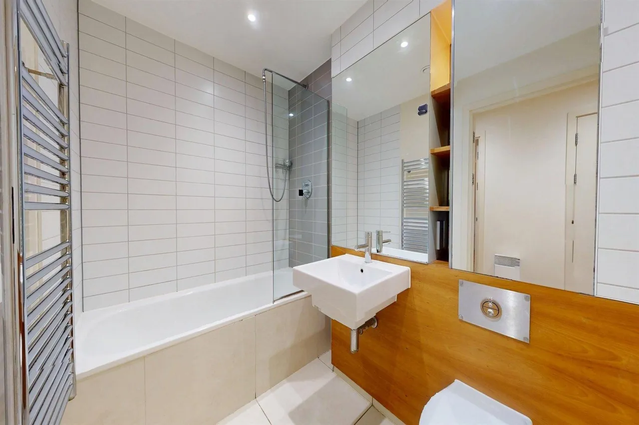 High Road, South Woodford, E18, photo 8