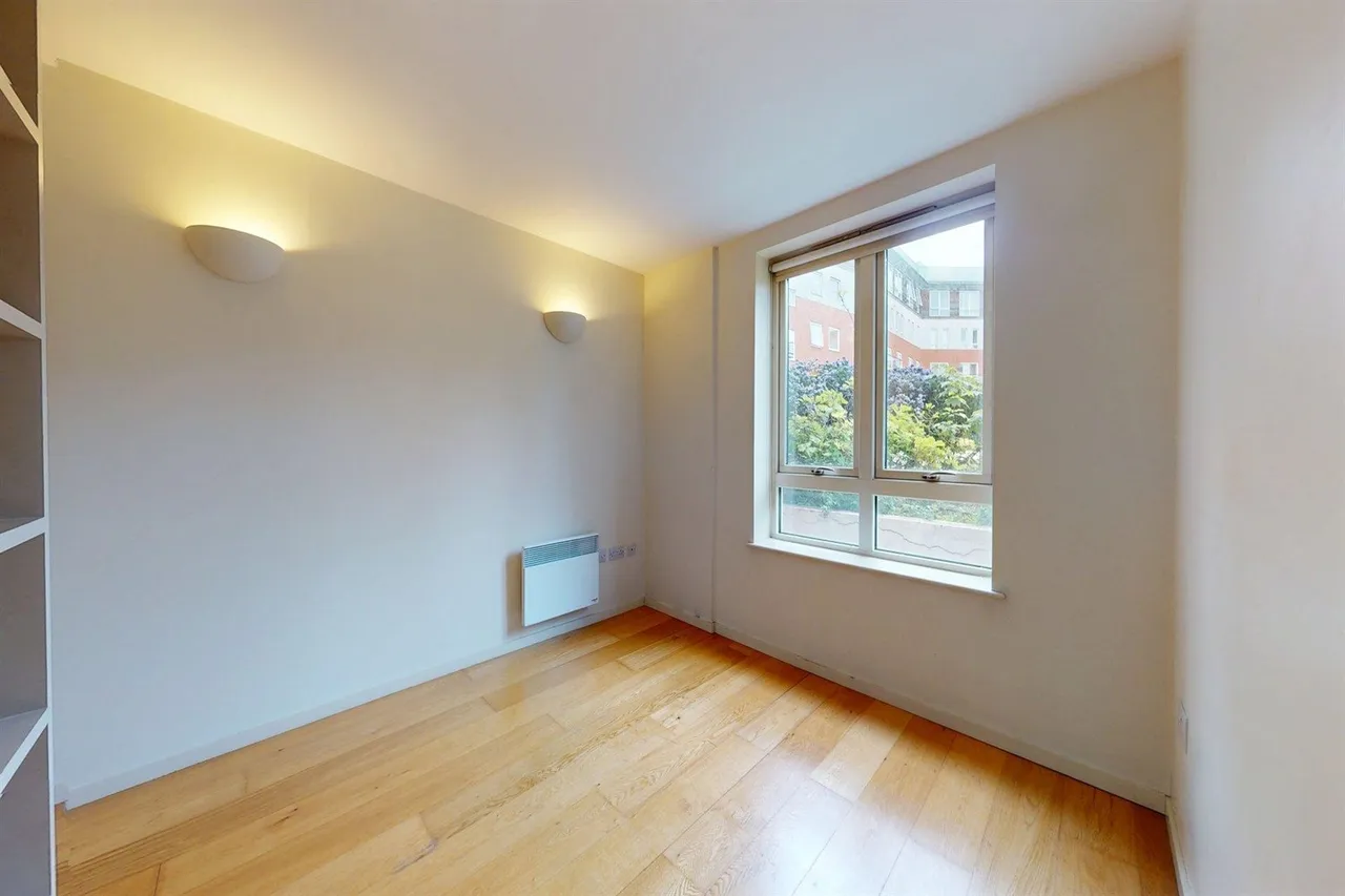 High Road, South Woodford, E18, photo 10
