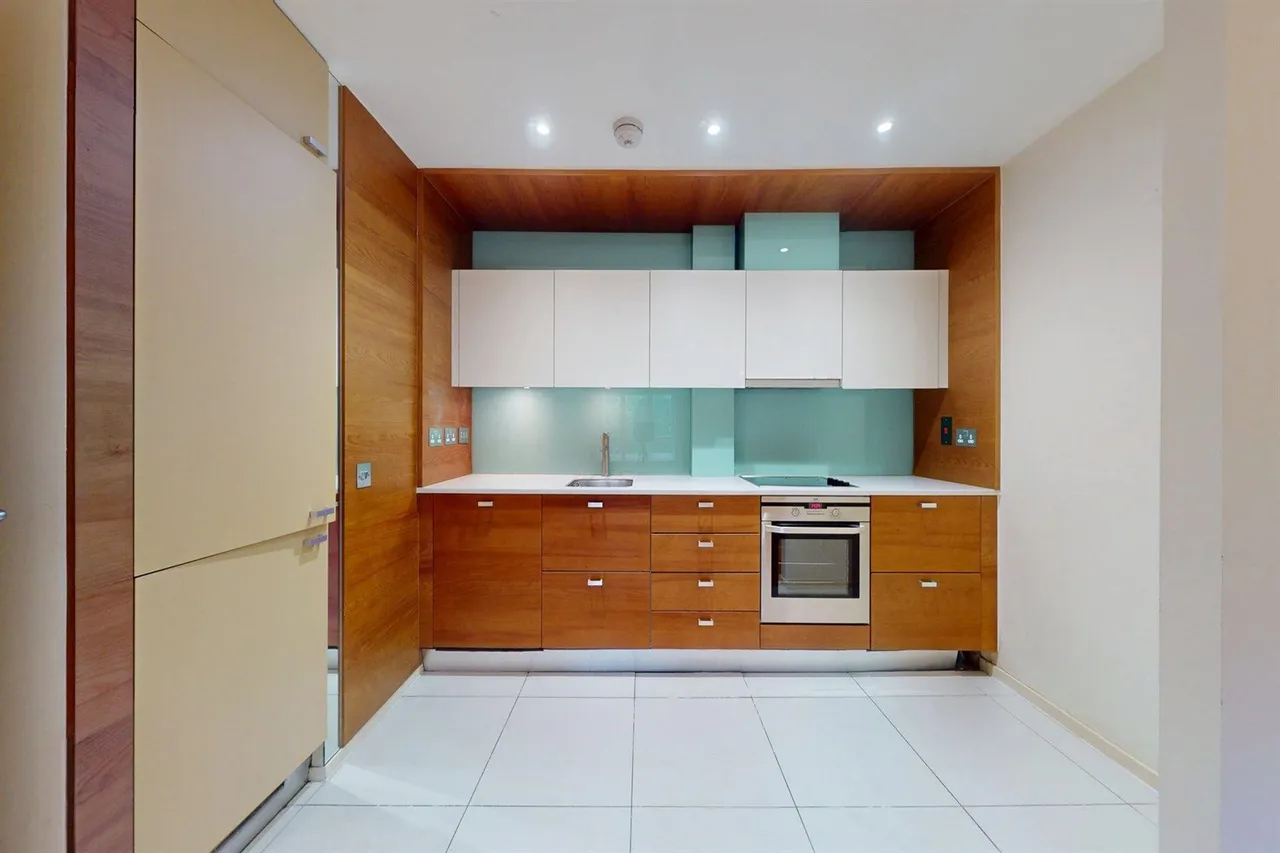 High Road, South Woodford, E18, photo 7