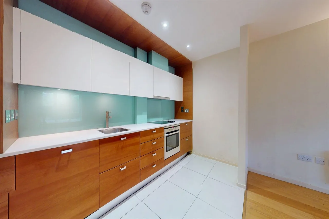 High Road, South Woodford, E18, photo 6