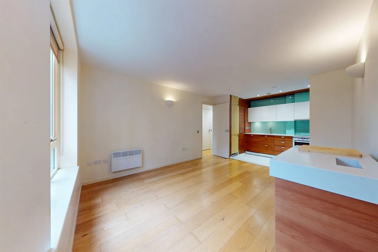 High Road, South Woodford, E18, photo 5