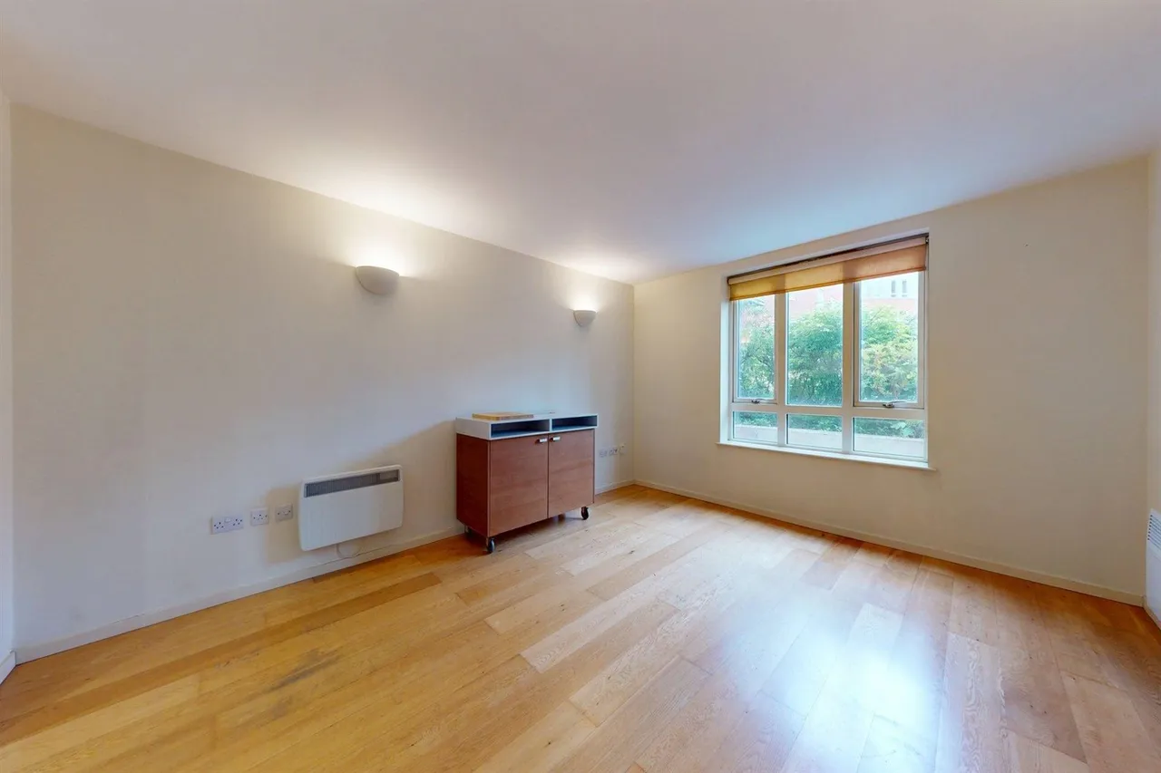High Road, South Woodford, E18, photo 2