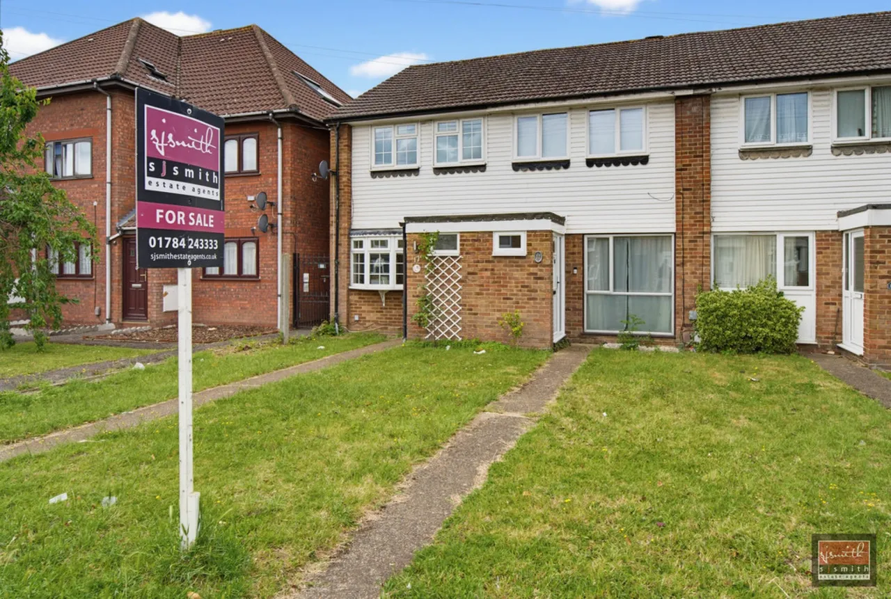 2 bed property for sale, Stanwell Road, Ashford