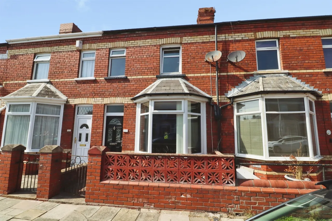 2 bed house for sale — Salisbury Road, Barry