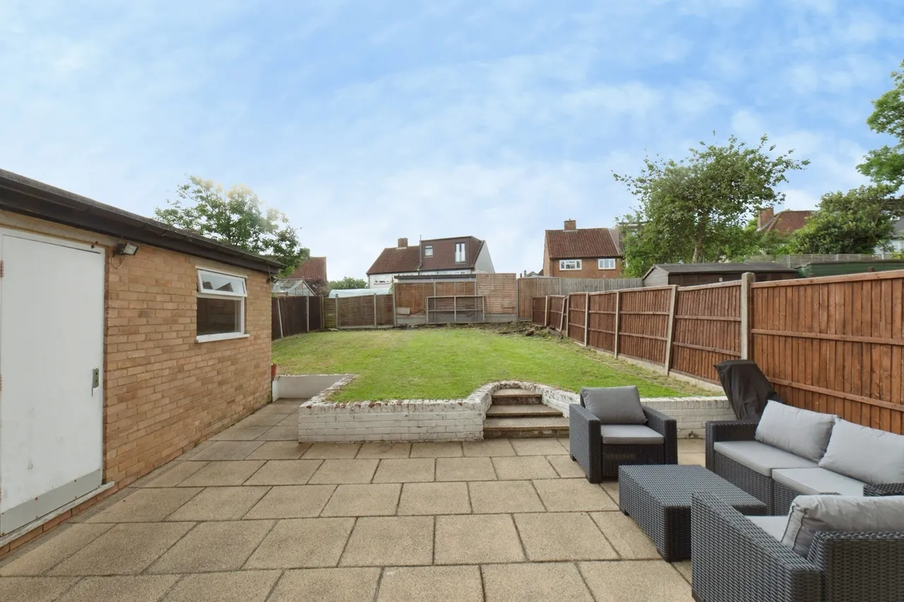 Cox Lane, Chessington, KT9, photo 6