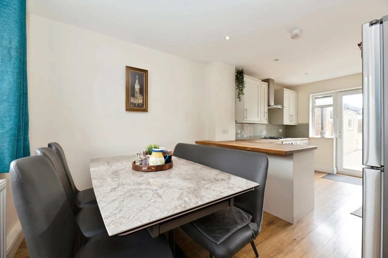 Cox Lane, Chessington, KT9, photo 5