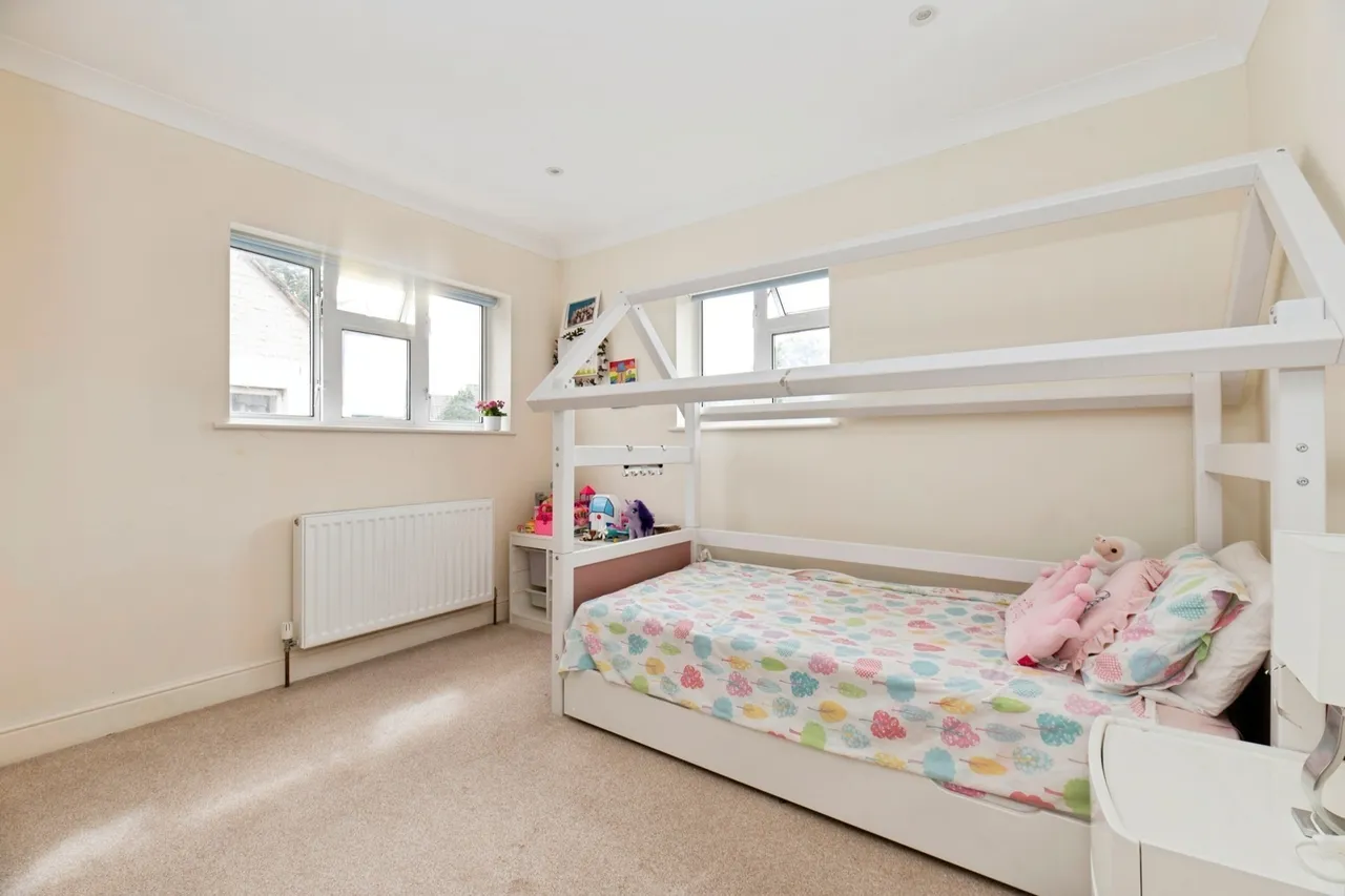 Cox Lane, Chessington, KT9, photo 8