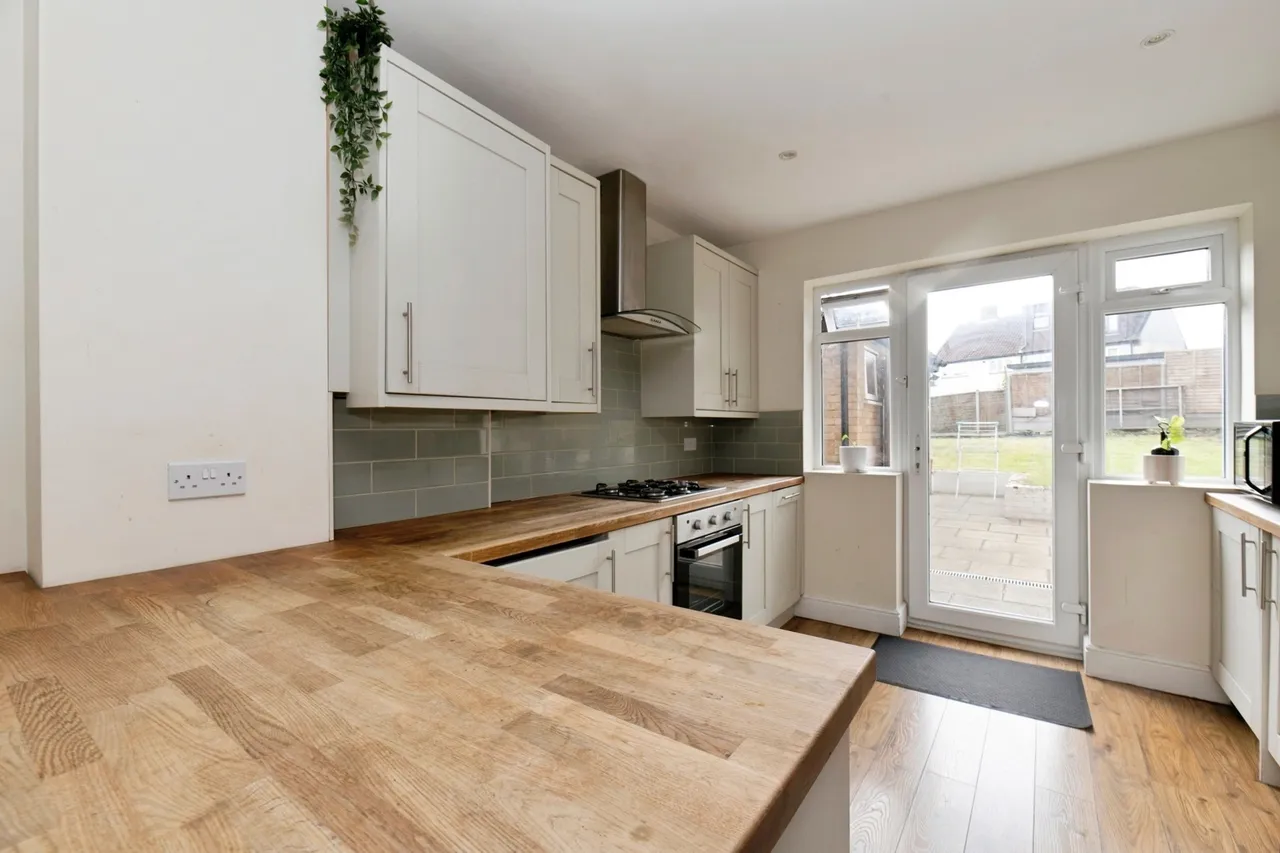 Cox Lane, Chessington, KT9, photo 11