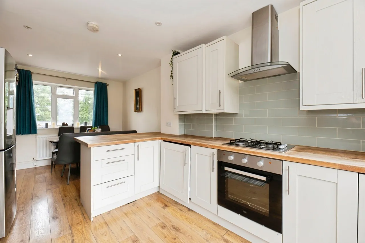 Cox Lane, Chessington, KT9, photo 2