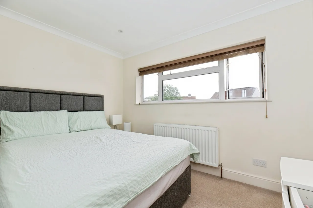 Cox Lane, Chessington, KT9, photo 7