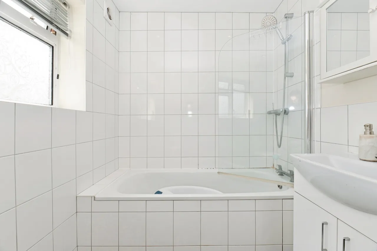 Cox Lane, Chessington, KT9, photo 10