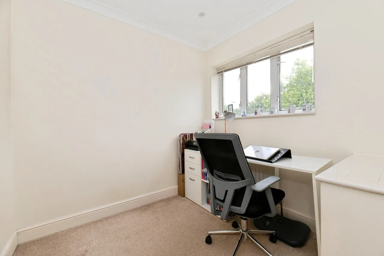 Cox Lane, Chessington, KT9, photo 9