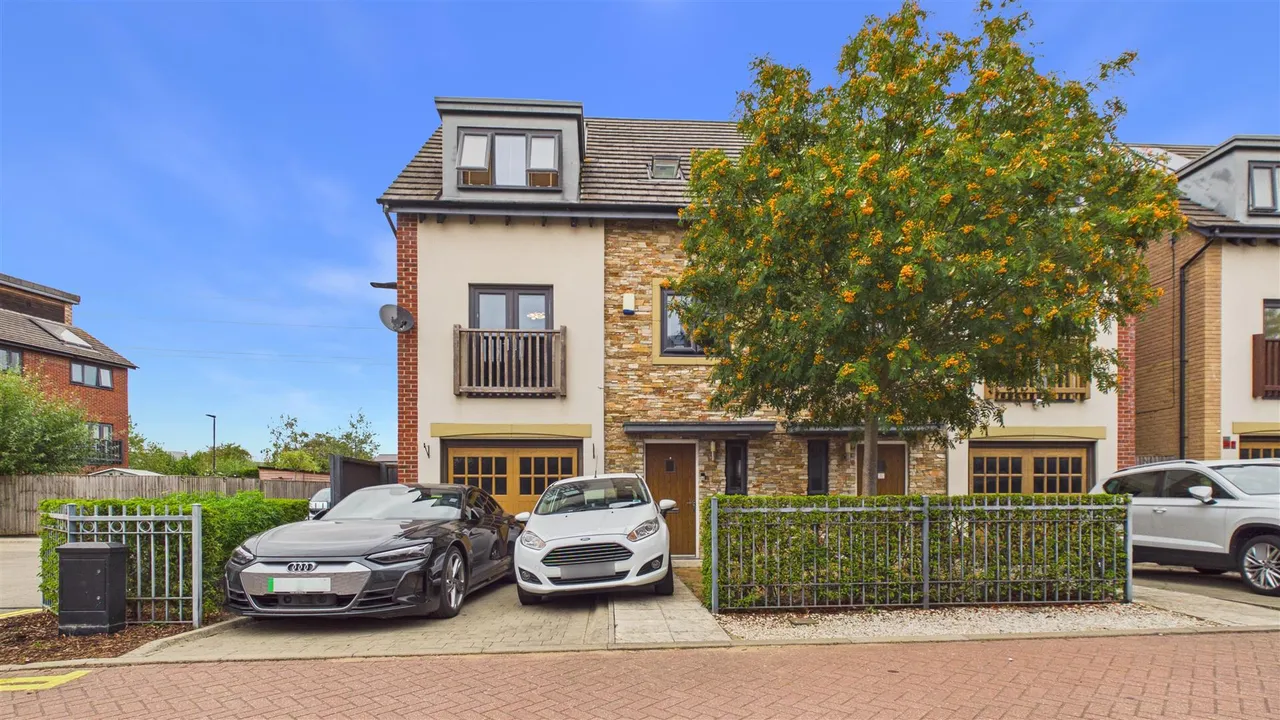 3 bed house for sale, Beluga Close, Peterborough