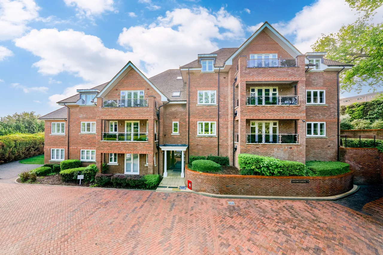 2 bed flat for sale — Chesham Road, Berkhamsted