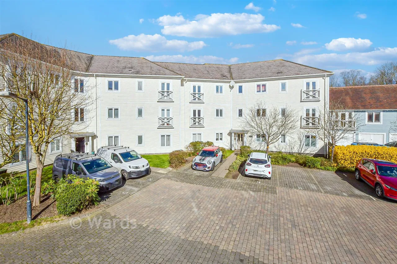 2 bed flat for sale, Poynder Drive, Holborough Lakes, ME6