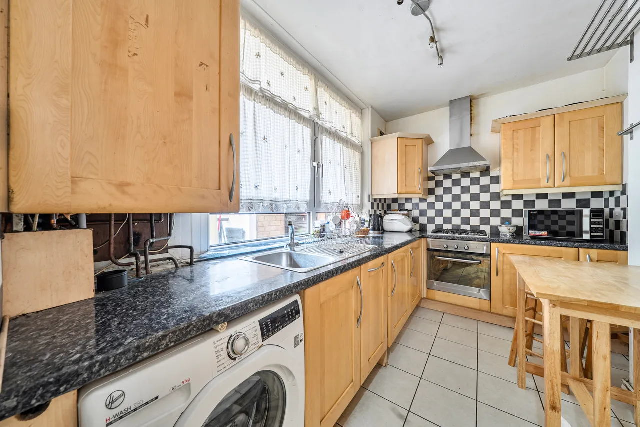 16 Castlecombe Drive, London, photo 3