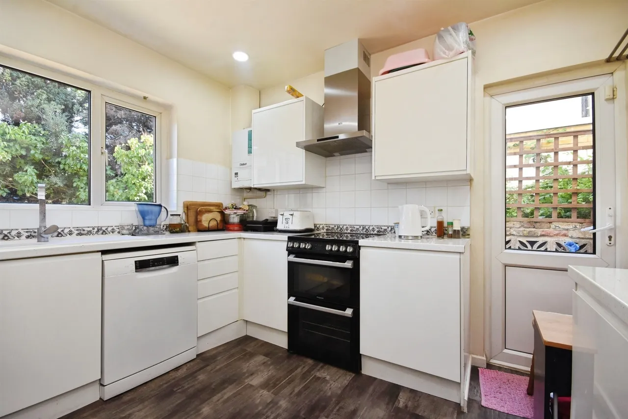 Eastern Avenue East, Romford, RM2, photo 7