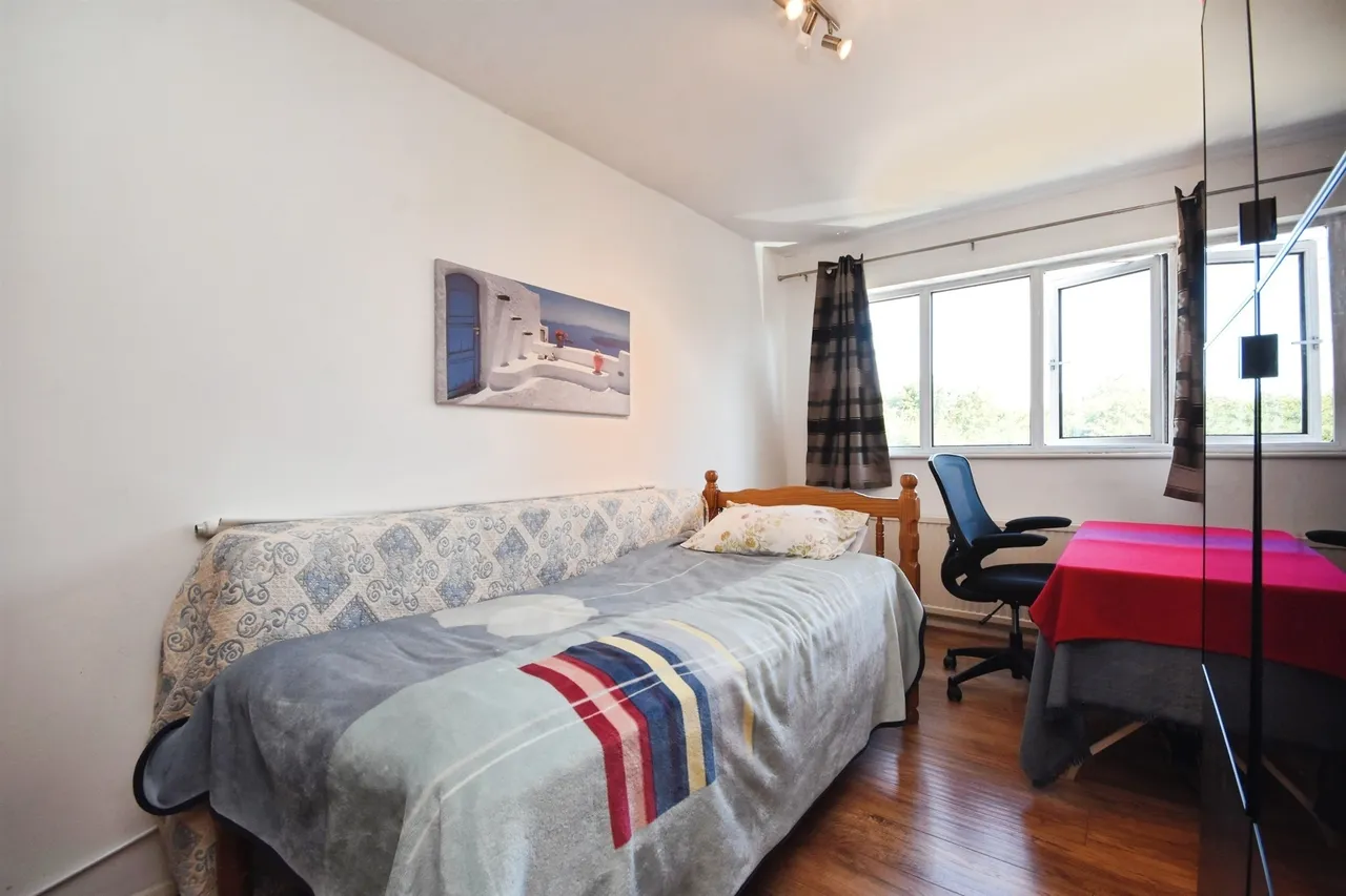 Eastern Avenue East, Romford, RM2, photo 16