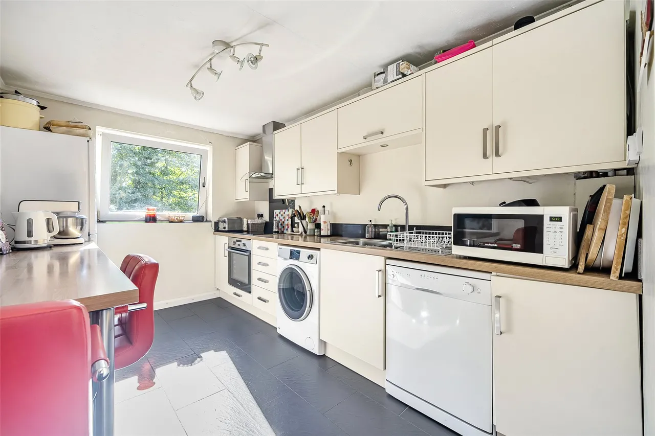Cedar Court, Haslemere, GU27, photo 3
