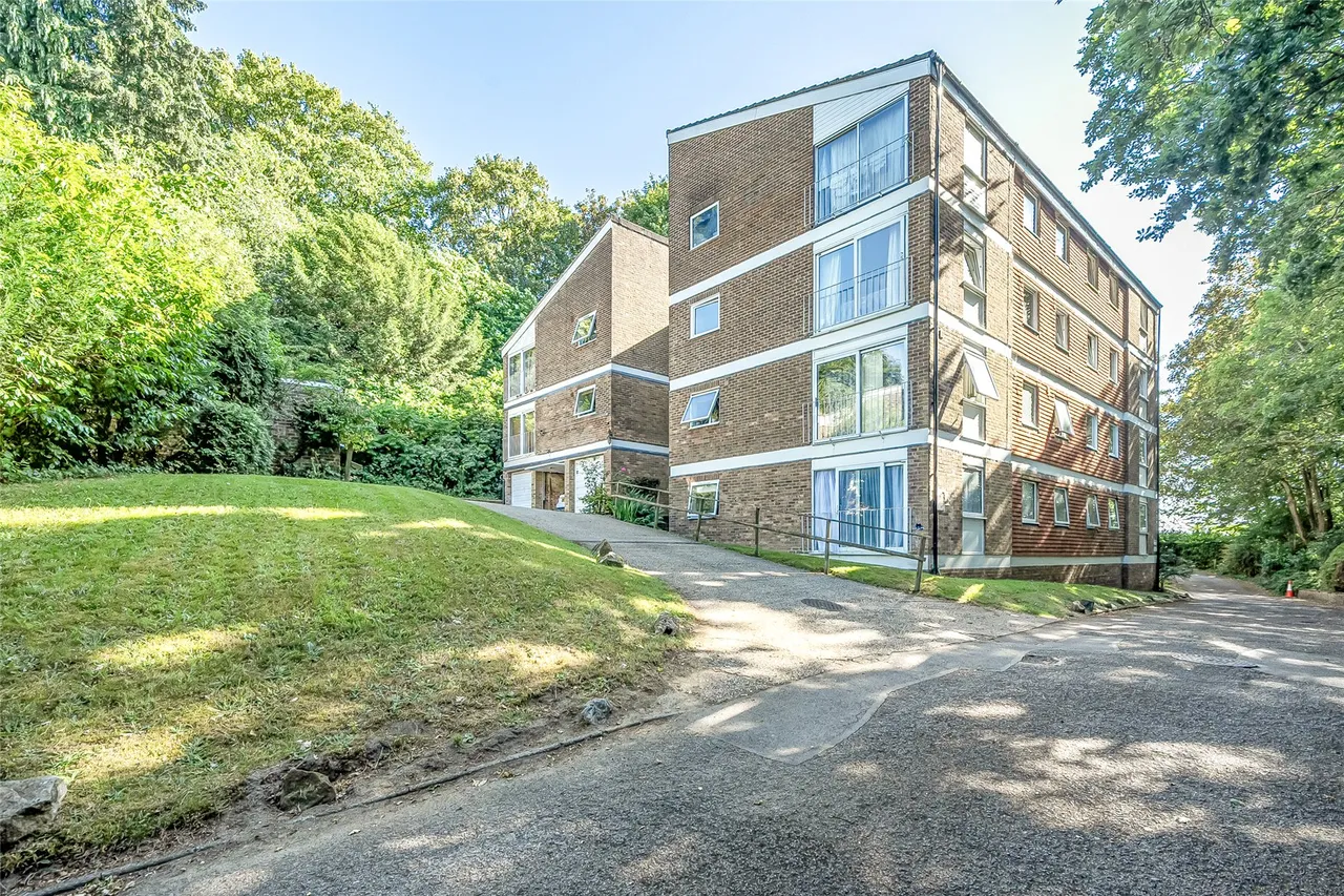 2 bed flat for sale, Cedar Court, Haslemere, GU27