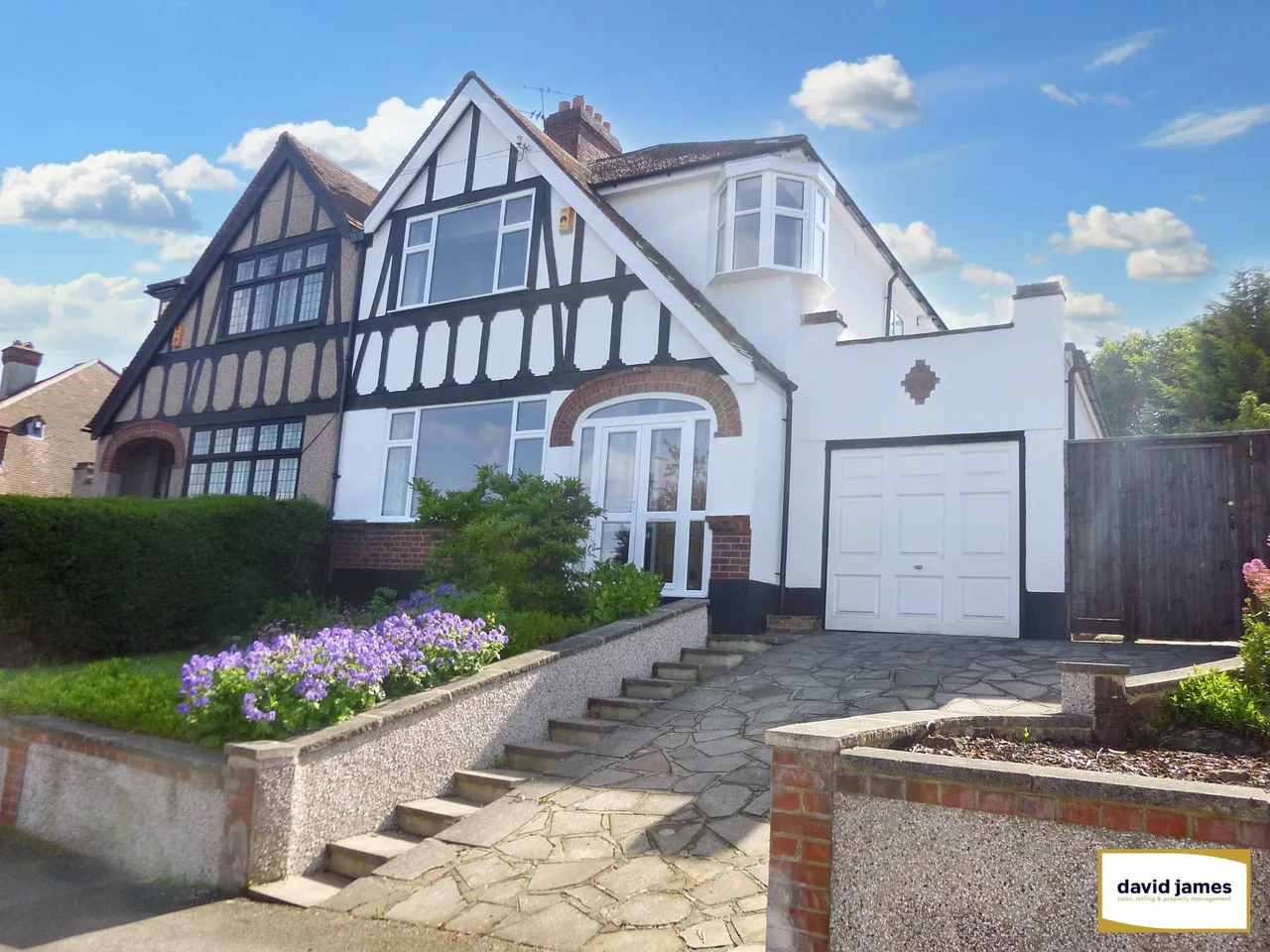 3 bed house for sale — Village Way, Beckenham