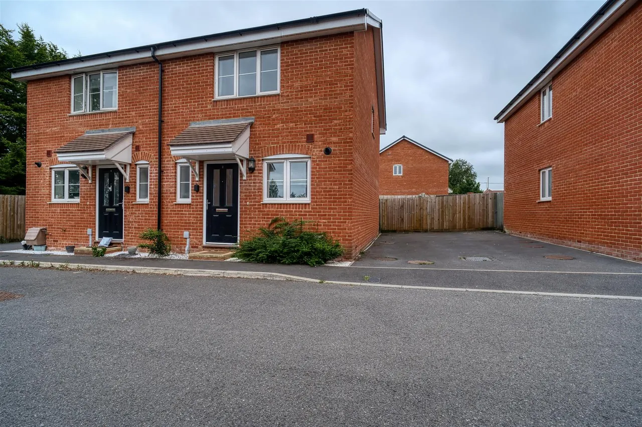 2 bed house for sale, Woodlanders Road, Stalbridge