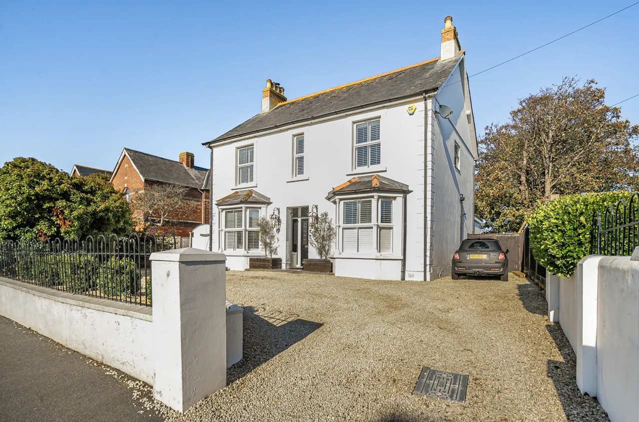 3 bed property for sale, East Street, Selsey, PO20