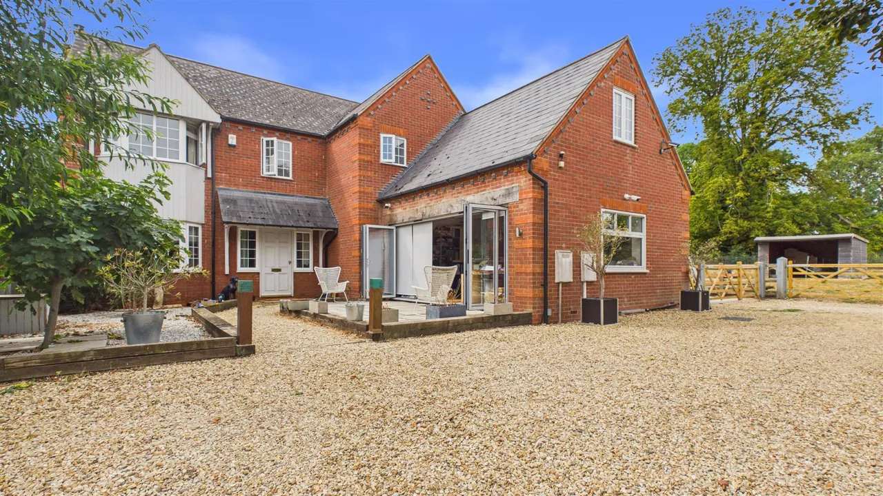 5 bed house for sale, Main Road, Dyke