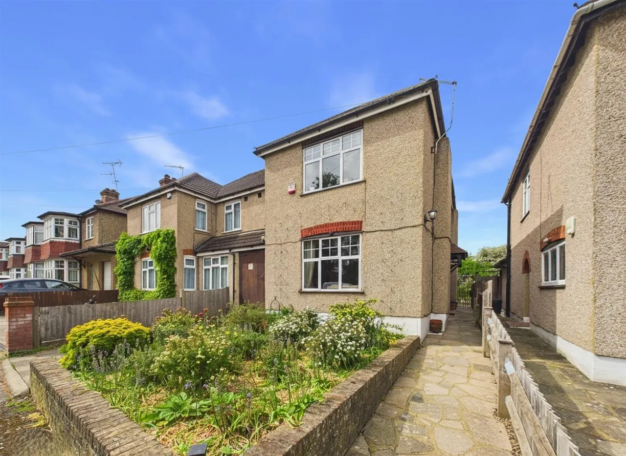 3 bed property for sale — Southcote Rise, Ruislip, HA4 7LN